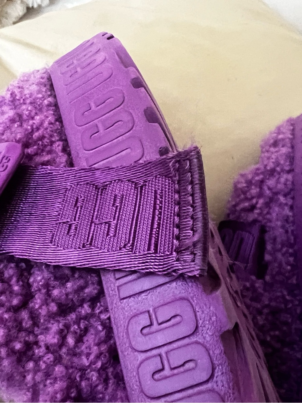 UGGS Fuzzy Slide Sandals W9 - Picture 7 of 9